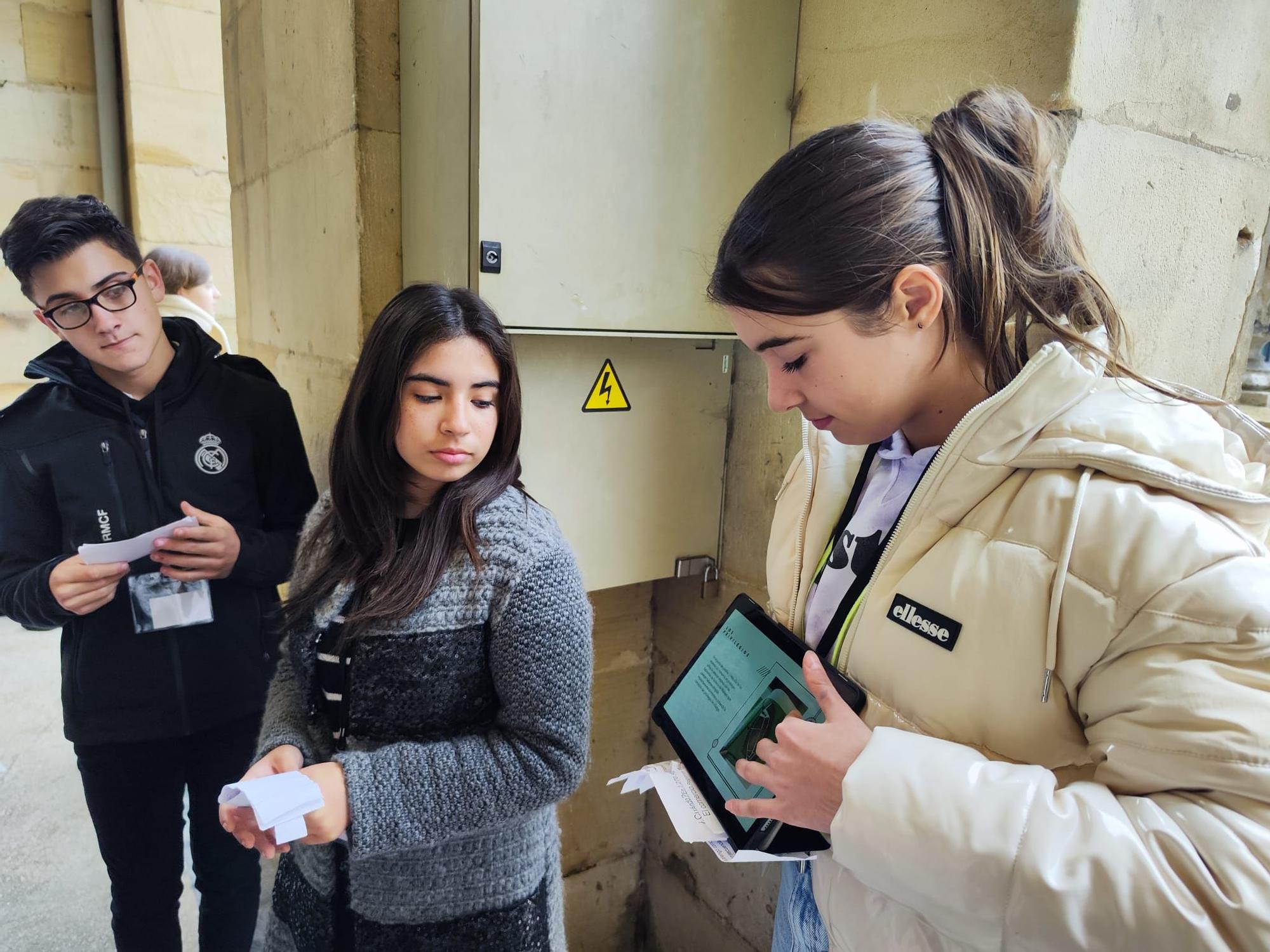 La historia medieval de Villaviciosa, de las aulas a las calles: así han ejercido los alumnos del instituto como guías turísticos