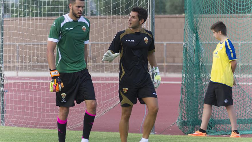 Pol Freixanet, junto al entrenador de porteros Marcos Abad