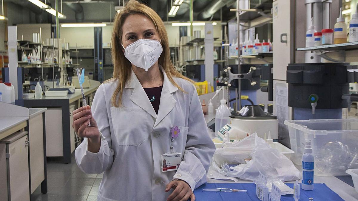 La profesora y enfermera valenciana, Ana Sola, explica cómo conseguir una séptima dosis de cada vial de la vacuna Pfizer