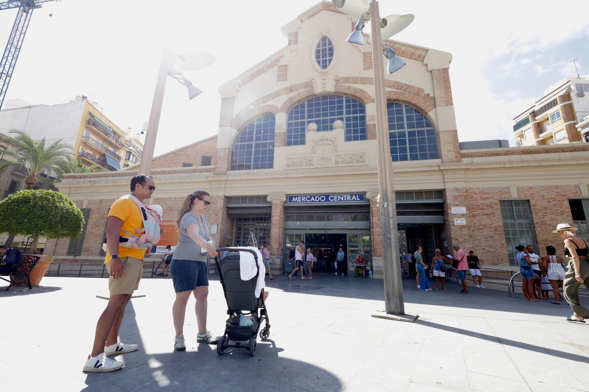 Turistas en el Mercado Central de Alicante