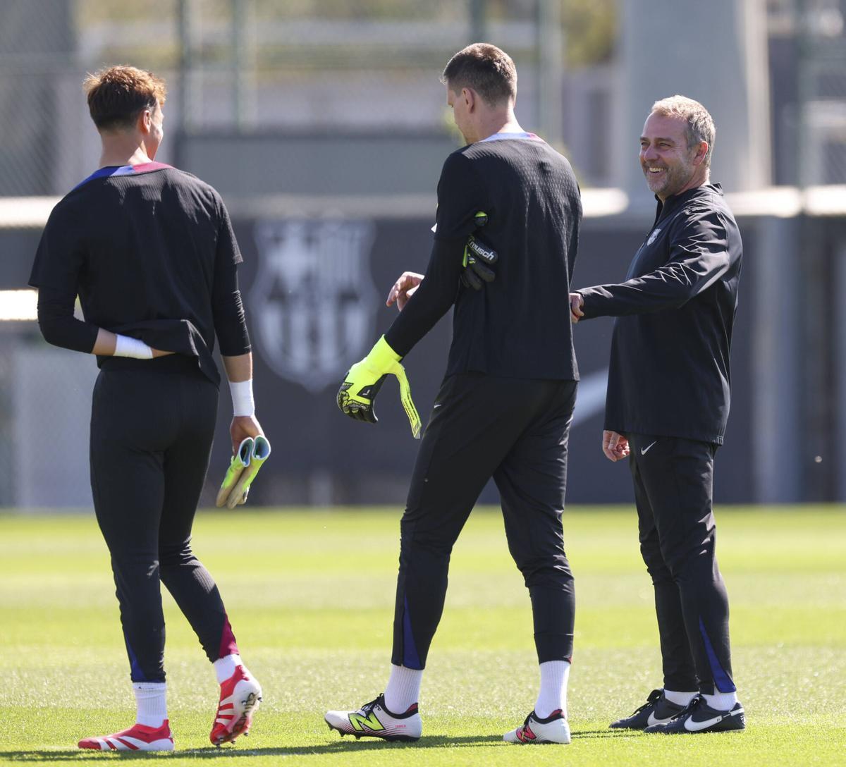 Flick bromea con Ter Stegen y Szczesny, los dos porteros, al comienzo de la sesión.