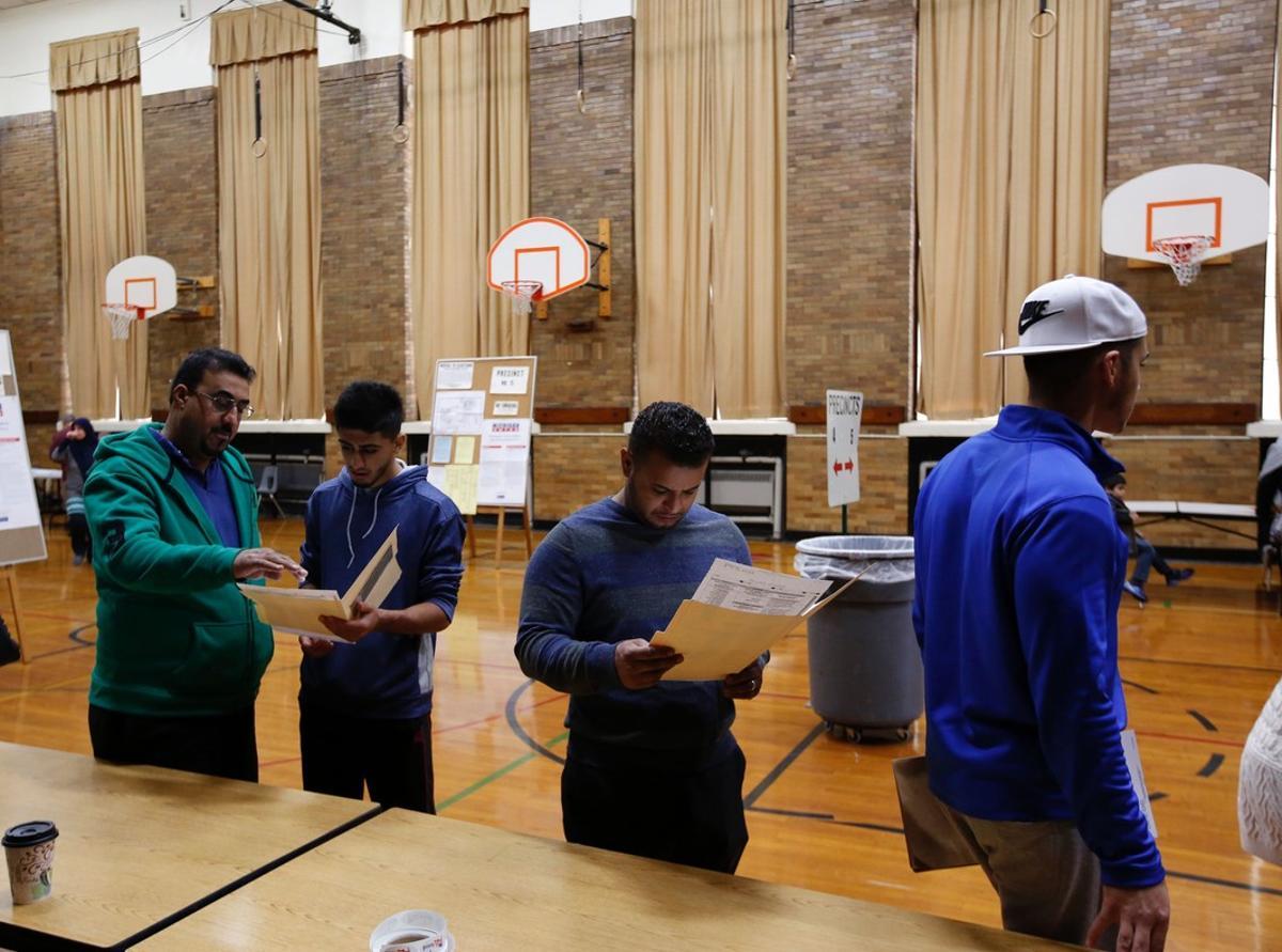 Votación en la escuela Oakman en Dearborn, Michigan.