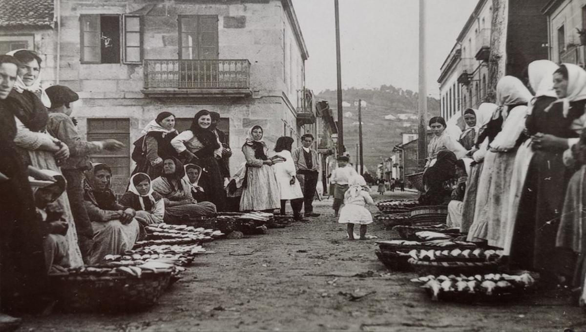 Una foto antigua de pescantinas en el centro de Bueu.