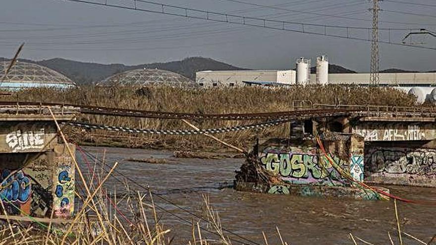 El pont del tren entre Blanes i Malgrat continua sense servei.