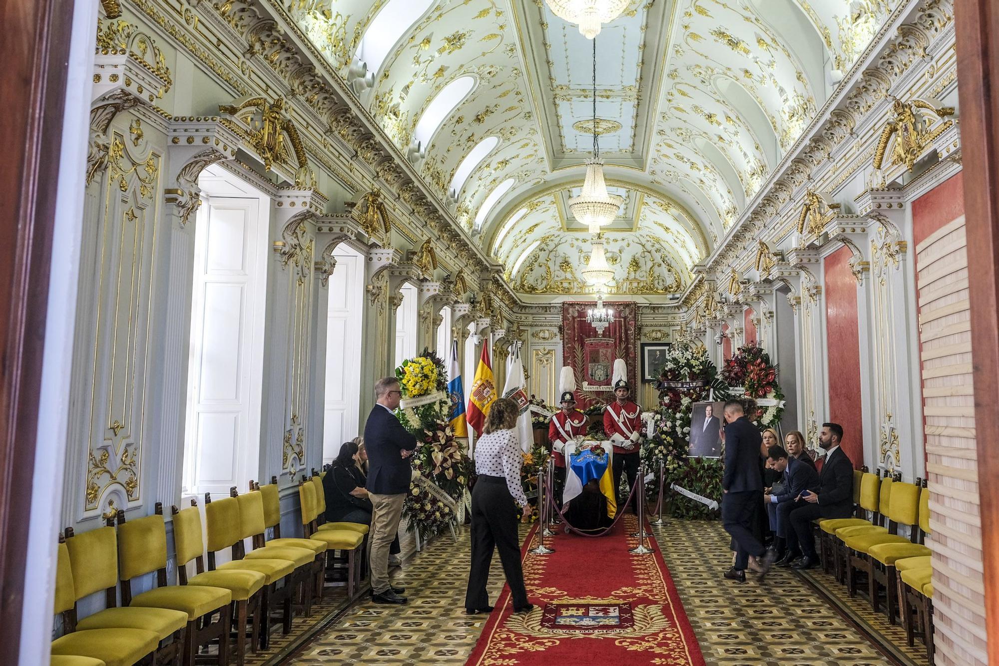 Último adiós al primer presidente de Canarias en el Salón Dorado de las Casas Consistoriales