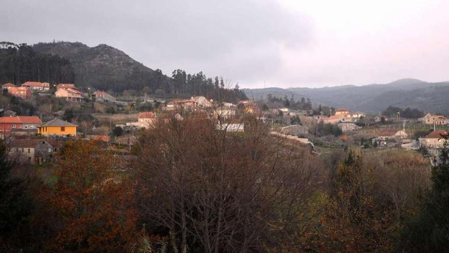 Vistas de un núcleo de población y de los montes de la parroquia de Canicouva, en Pontevedra. // G. Santos