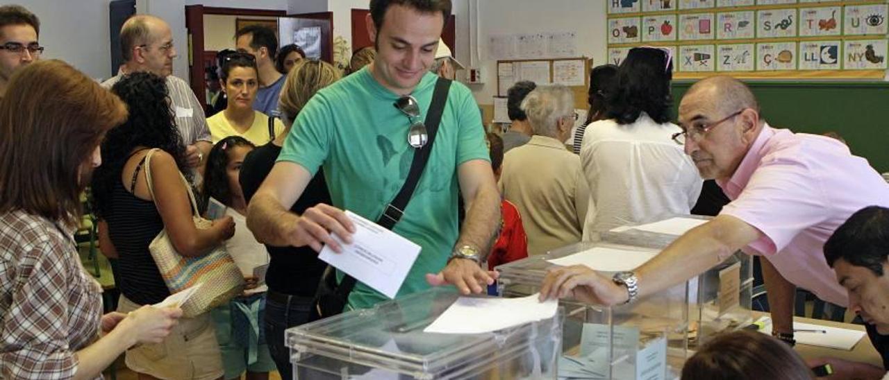 Imagen de votaciones en colegios electorales en las autonómicas de 2011.