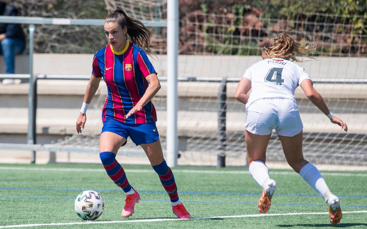 Gio Queiroz se lleva el balón ante Pichi, del Madrid CFF
