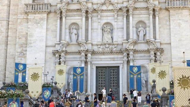 Preparatius a les escales de la Catedral pel rodatge del film "Enredados".