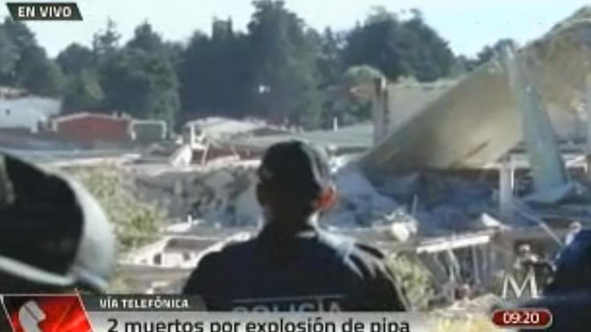 Imagen de vídeo de Milenio TV, que muestra a un policía en la escena de la explosión, este jueves en México.