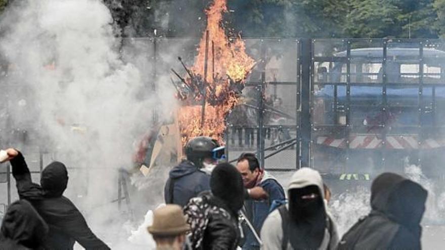 Manifestants s&#039;enfronten a la policia, a França