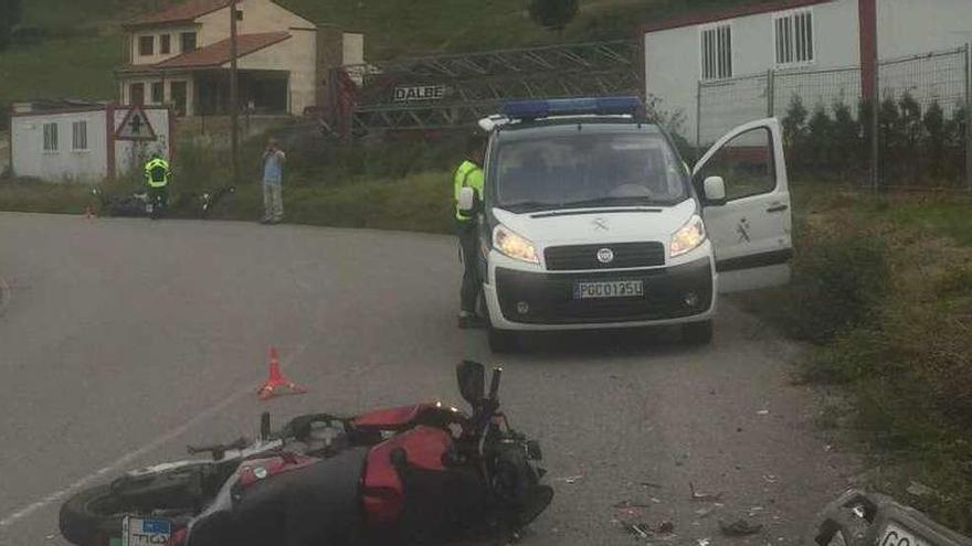 Una de las motos implicadas en el accidente ocupa uno de los carriles de la carretera, con la defensa del todoterreno en la cuenta.