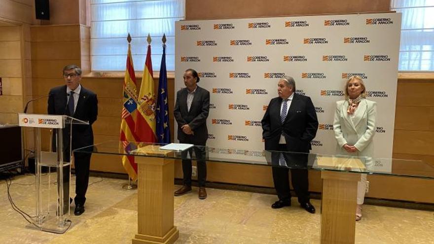 El vicepresidente, Arturo Aliaga, en la firma de un convenio con Cámaras Aragón, CEOE y CEPYME, este jueves.