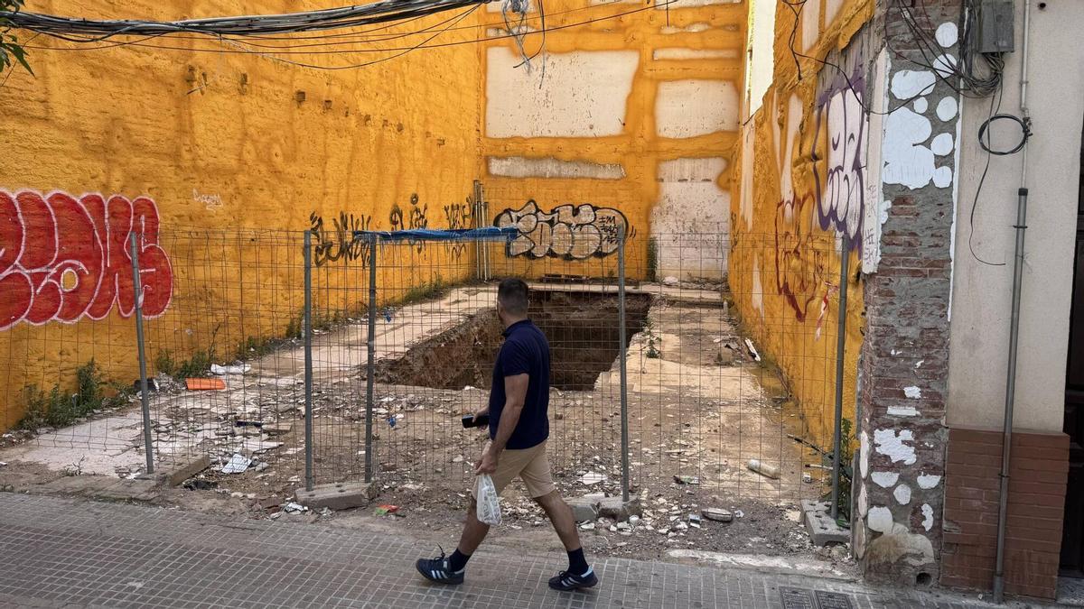 Un hombre pasea junto a los restos de avenida Medina Azahara.