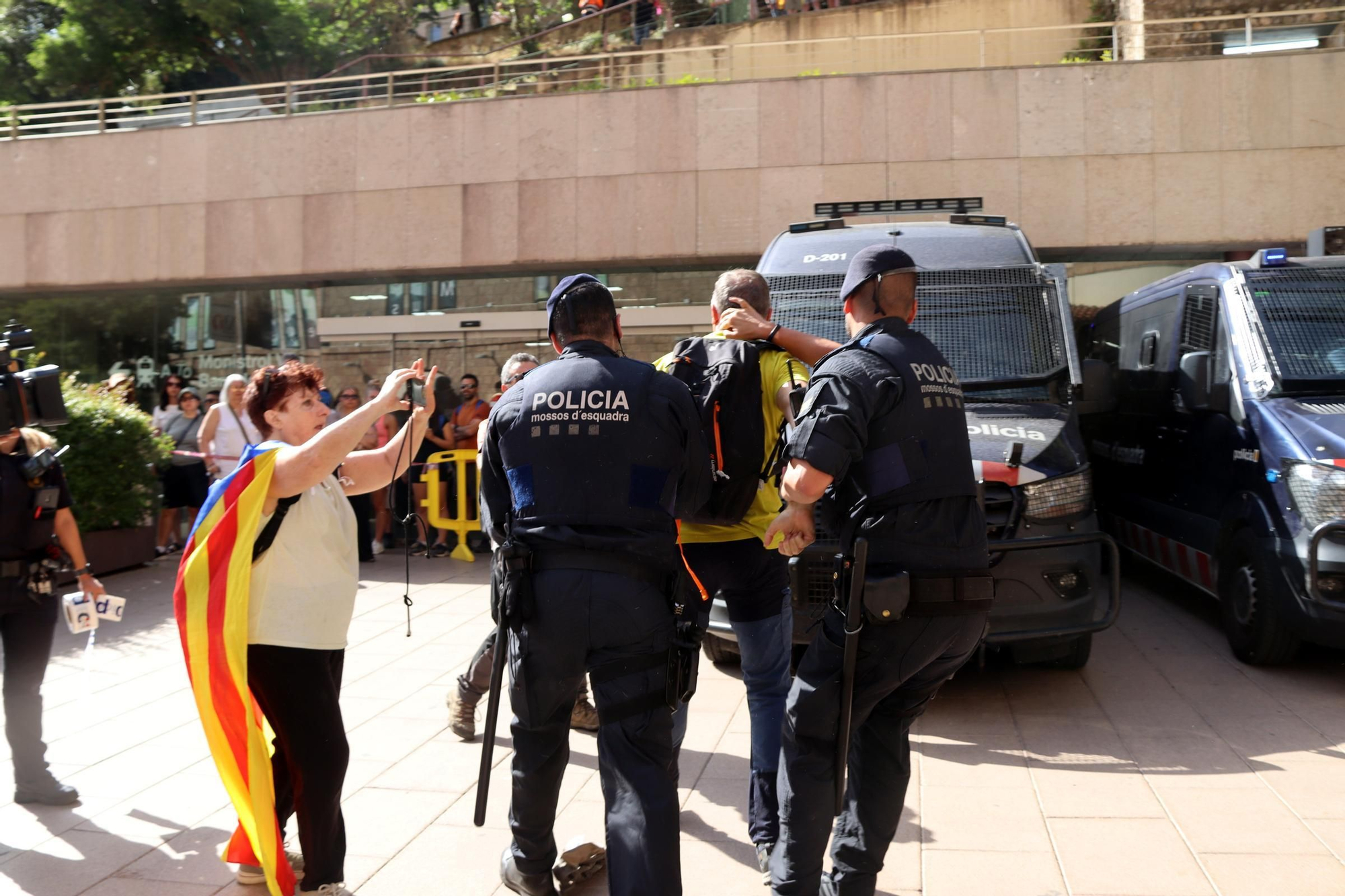 Les fotos de la protesta contra Felip VI a Montserrat