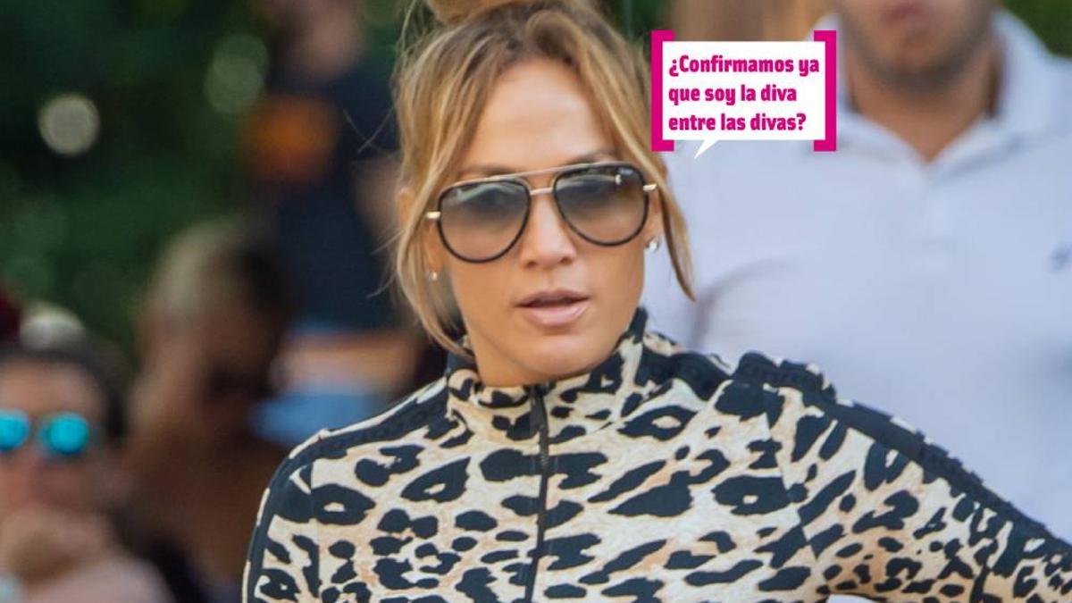 Jennifer Lopez con moño y chándal de leopardo