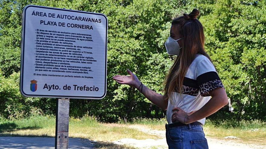 La joven Ana Quintana Vega en el área de caravanas.