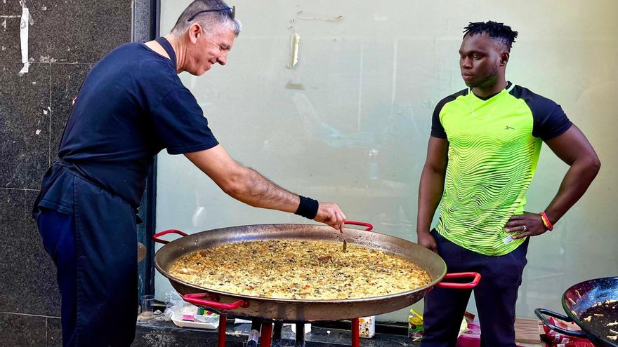 Un chef cocina para los damnificados en las calles embarradas de l&#039;Alcúdia