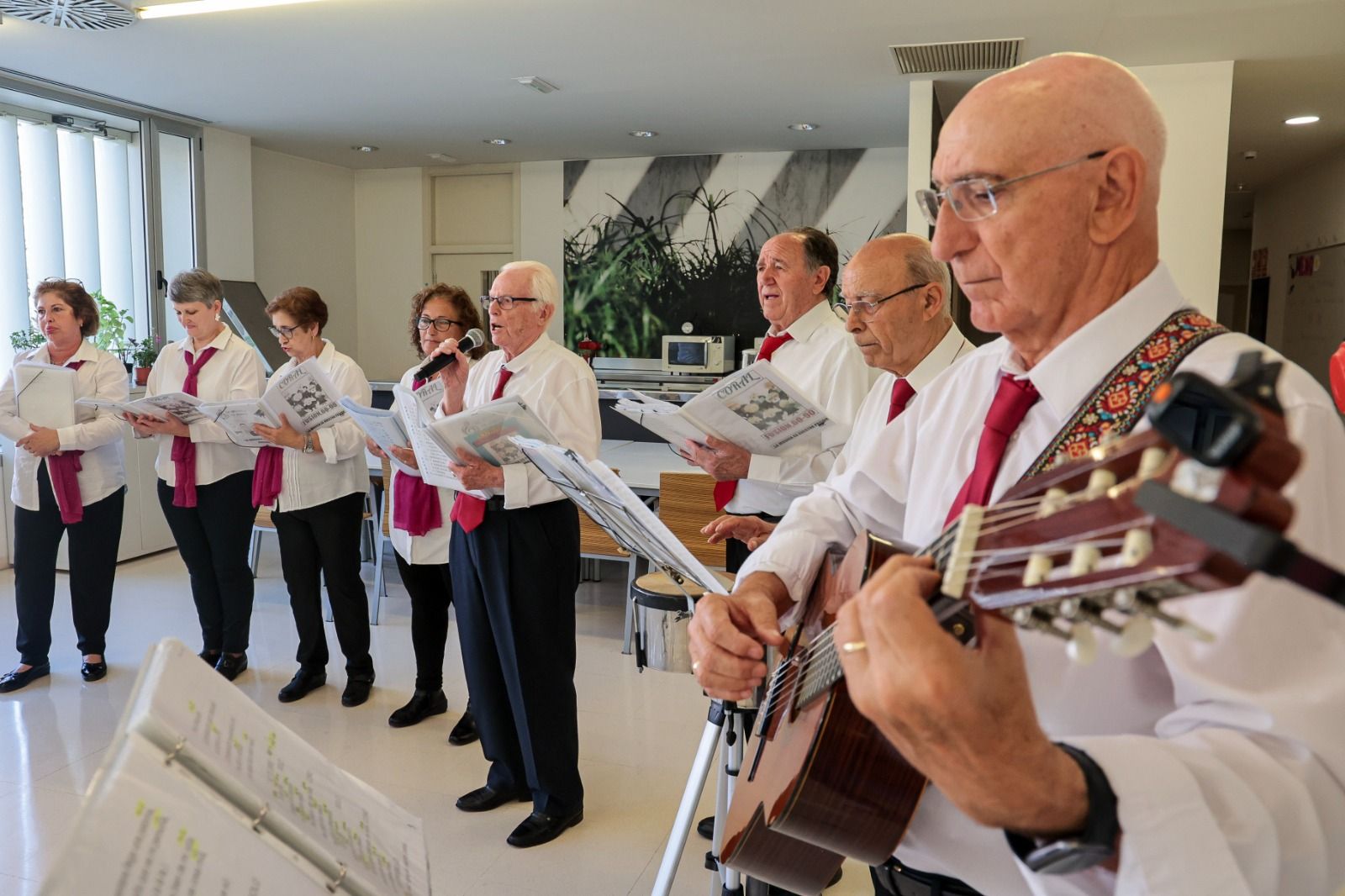 La coral Fusión 60-90 regala recuerdos en forma de canción por Alicante