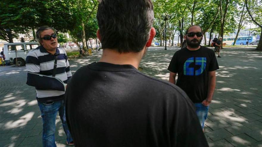 Carlos Martínez y David Peláez, de frente, y David Román, en el parque del Muelle.