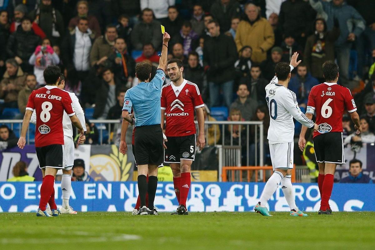 PARTIDO DE VUELTA DE LOS OCTAVOS DE FINAL DE LA COPA DEL REY ENTRE EL REAL MADRID Y REAL CLUB CELTA DE VIGO, DISPUTADO EN EL ESTADIO SANTIAGO BERNABEU. EL ARBITRO AYZA GOMEZ SACA TARJETA AMARILLA A TUÑEZ (3D). FUTBOL. LIGA. PRIMERA DIVISION