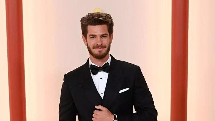 Andrew Garfield reflexiona sobre la muerte de su madre con Elmo de Barrio Sésamo