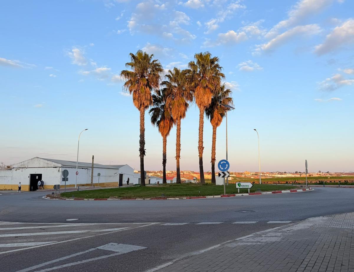 Glorieta de Includes Almendralejo en avenida Rafael Alberti.