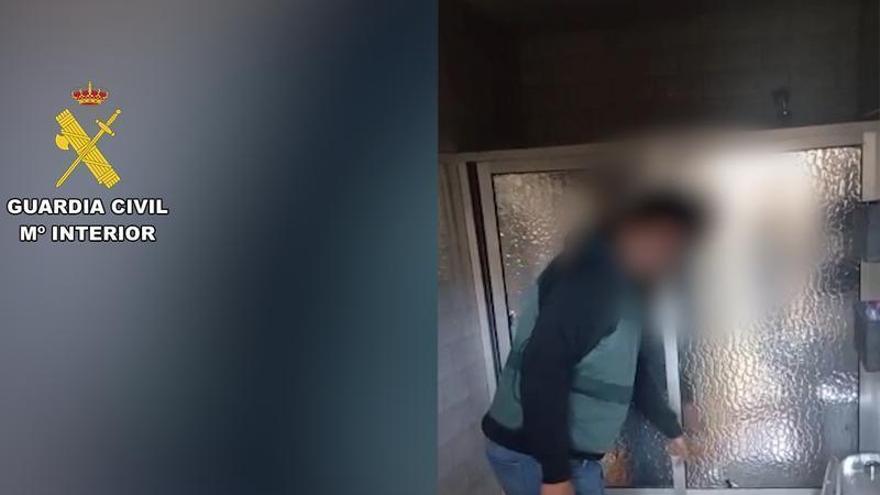 Vídeo | Detenido un empresario de Zafra (Badajoz) por grabar a sus empleadas en el aseo: la cámara estaba oculta en ducha y funcionaba las 24 horas