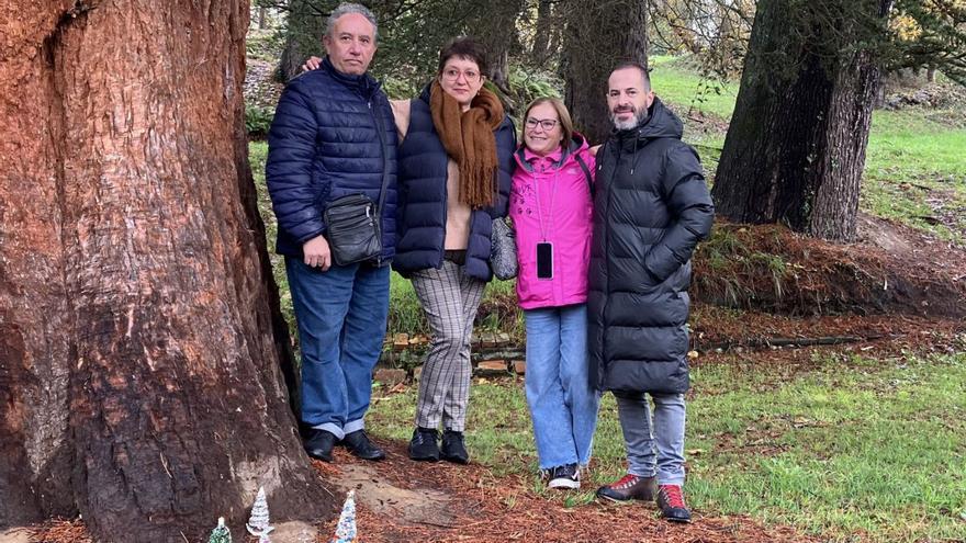 Por la izquierda, Juan José García, Carmen Pereney, Paola Ojeda y Ángel García, ayer, en La Cebera, con varias miniaturas ante un árbol. | A. S.