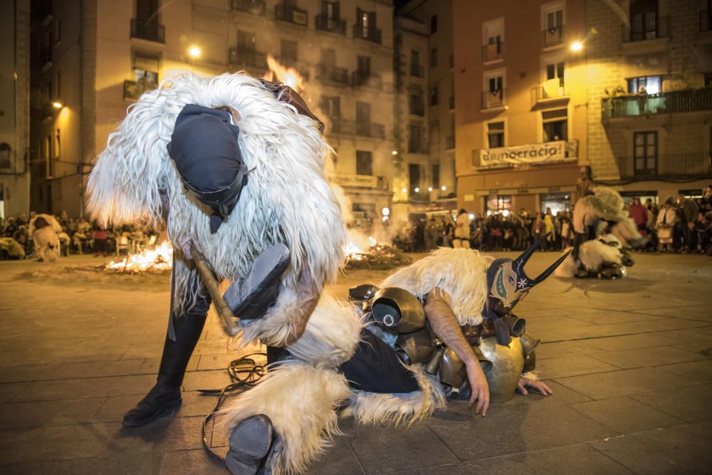 Representació del carnaval d'Ottana (Sardenya) a la plaça Major