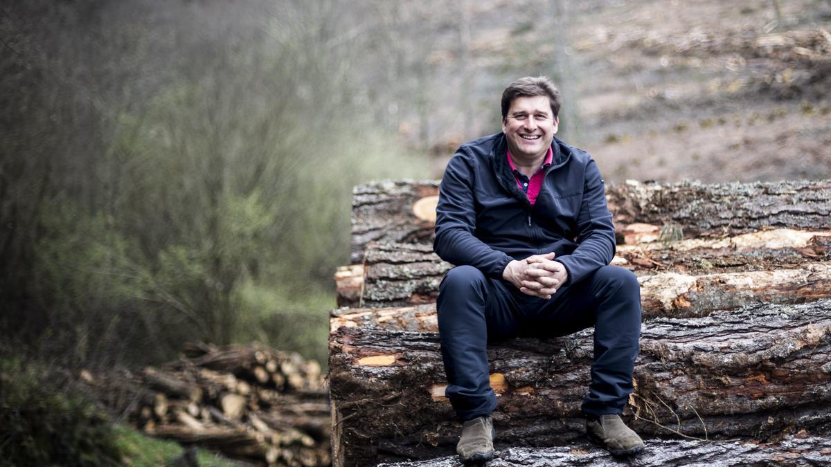 MARCOS ALVAREZ, PROPIETARIO DE UNA EMPRESA DE EXPLOTACION FORESTAL, EN SANTA EULALIA DE OSCOS