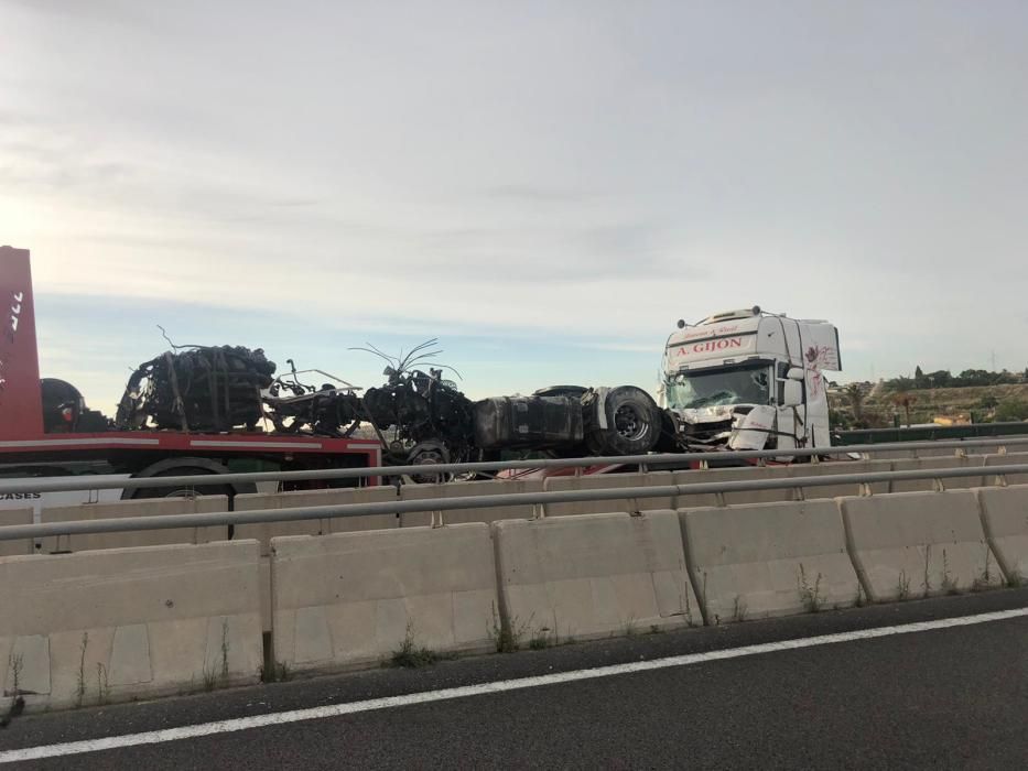 Un aparatoso accidente sin heridos en la A7 en Elche causa grandes atascos