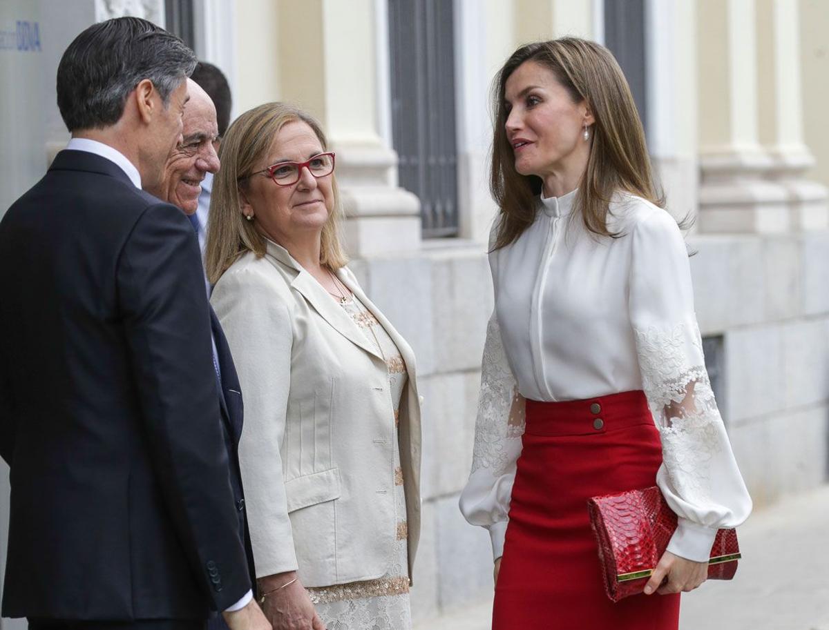 Detalle de la cartera roja de Carolina Herrera de Letizia Ortiz con falda roja de Hugo Boss y camisa blanca