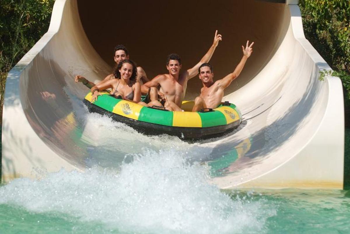 Diversió assegurada als excitants tobogans del parc.