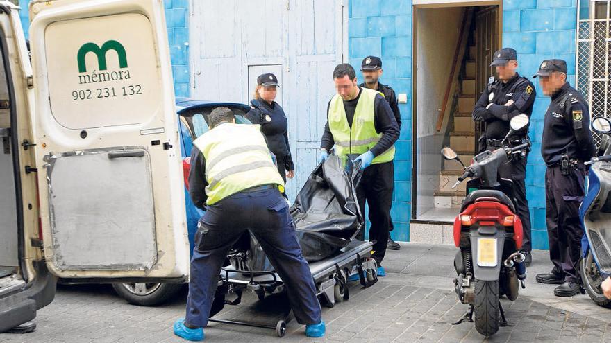 Operarios de la funeraria trasladan el cadáver de Paquita Maroto, estrangulada por su marido el pasado 13 de febrero.
