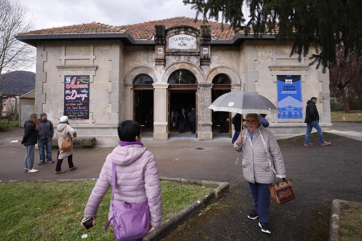 Fachada de La Benéfica, en Piloña.
