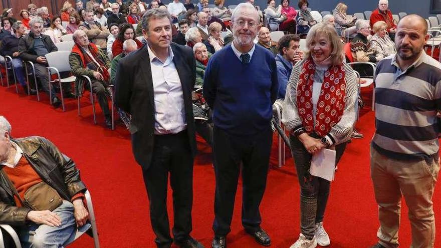 De izquierda a derecha, Santiago Melón, Fernando Vázquez, María de Oña y Emilio García Prieto, momentos antes del inicio del coloquio.