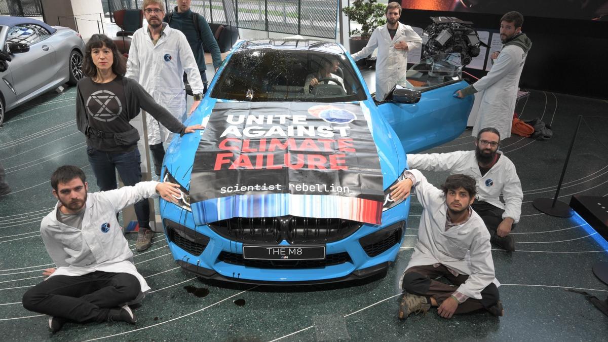 Científicos en Pabellón Porsche en el Autostadt en Wolfsburg, Alemania, para exigir a la compañía que defienda el límite de velocidad para automóviles en Alemania.