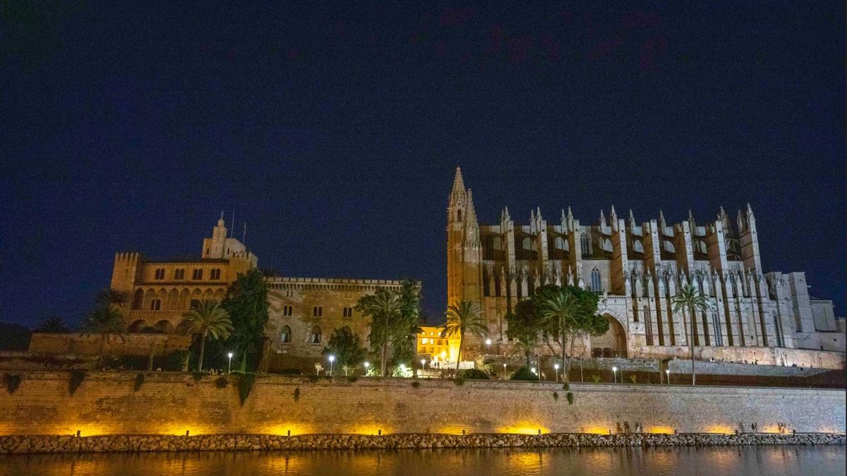 Auch die Kathedrale in Palma wird abends nur noch spärlich beleuchtet.