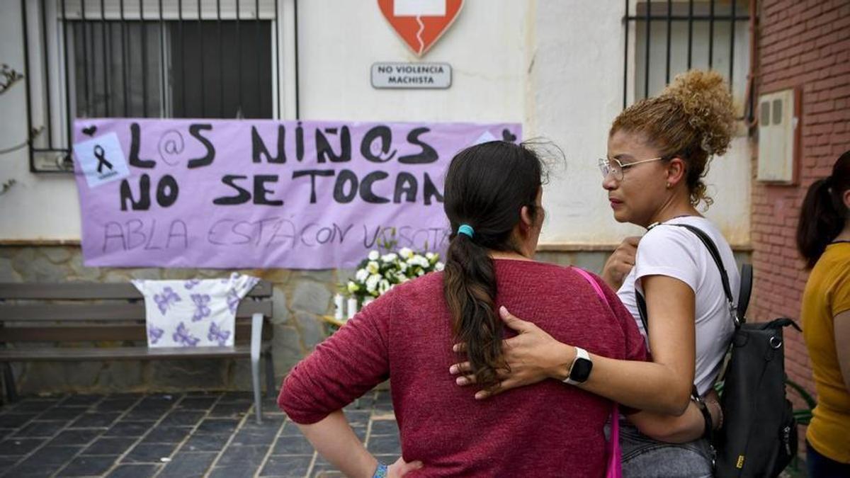 Protesta en Abla (Almería), donde residían las dos niñas envenenadas por su padre el pasado mes de marzo.