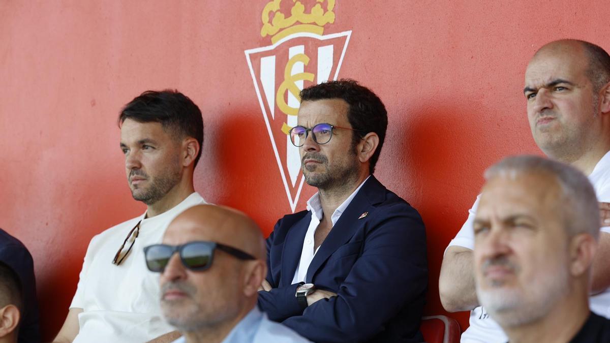 Nicolás Larcamón, en Mareo para seguir con Riestra el partido del Sporting de Gijón Atlético.