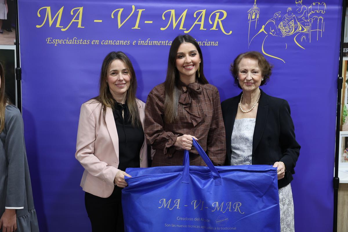 Mavimar entrega los cancanes del traje Siglo XVIII