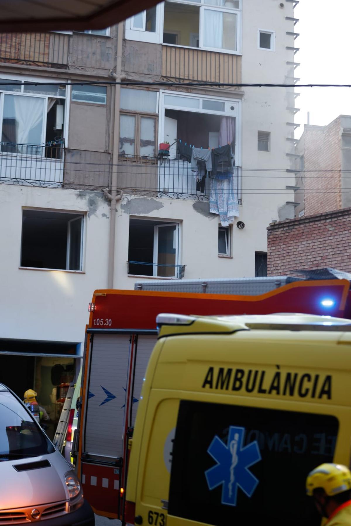 Les imatges de l'incendi al carrer circumval·lació de Manresa