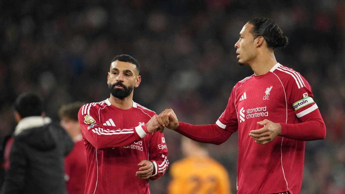 Salah, junto a Van Dijk, tras un partido del Liverpool