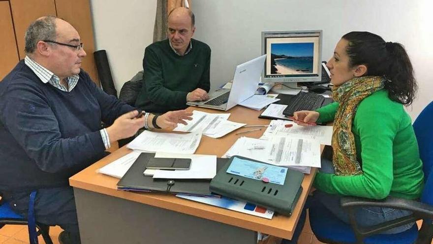 Marián Sanmartín se reunió ayer con los representantes de la consultora que obtiene el &quot;EMAS&quot;. // S.A.