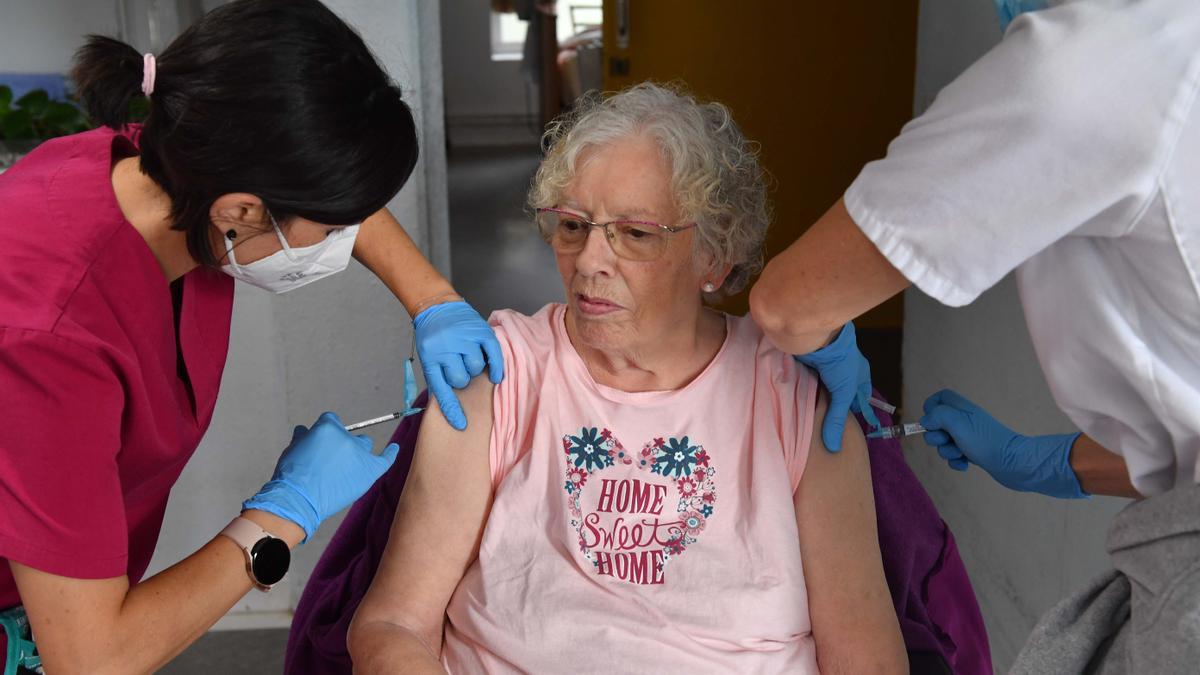 Marina González, usuaria de la residencia asistida de mayores de Oleiros, recibe la cuarta dosis contra el COVID y la vacuna de la gripe, ayer, en ese centro.