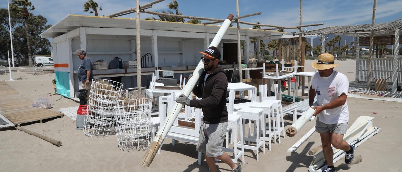 Instalación de un chiringuito, el pasado año, en la playa del Gurugú.