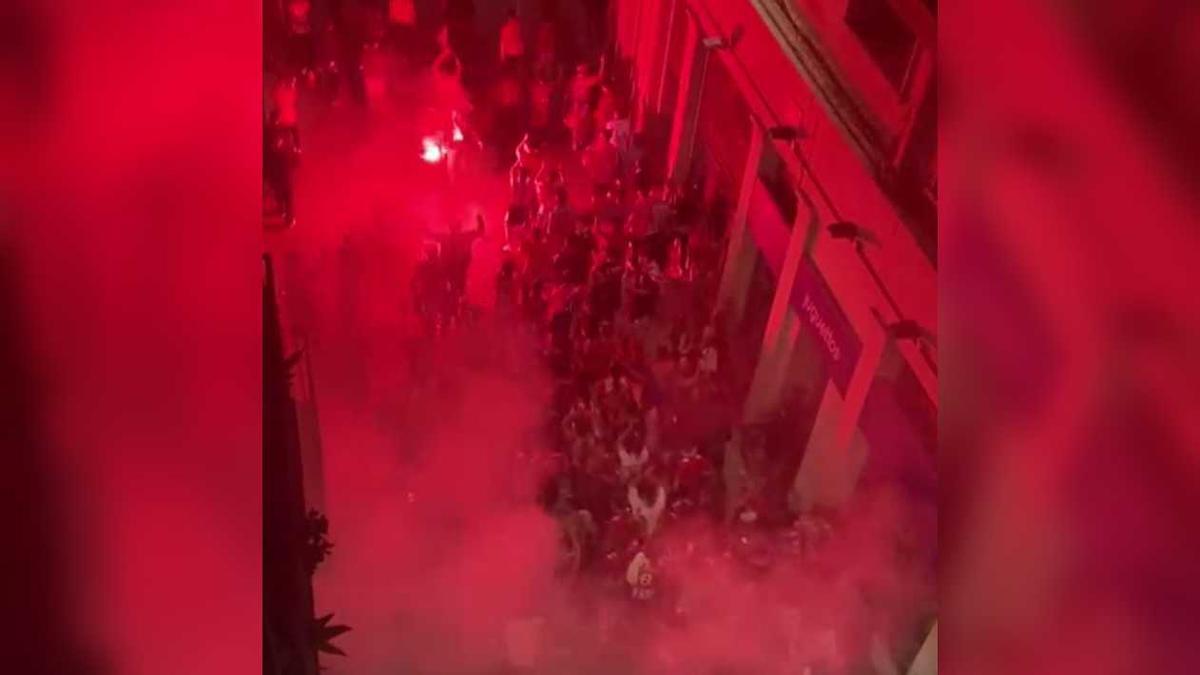 Aficionats del Girona celebrant la victòria pels carrers de Girona.