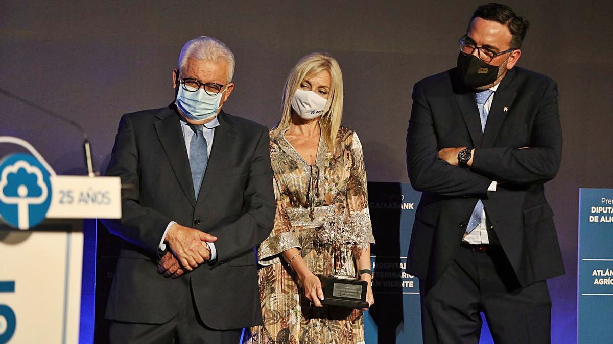 Francisco Gómez, Maite Antón y Enrique Peláez, en un momento de la entrega de premios. | ANTONIO AMORÓS