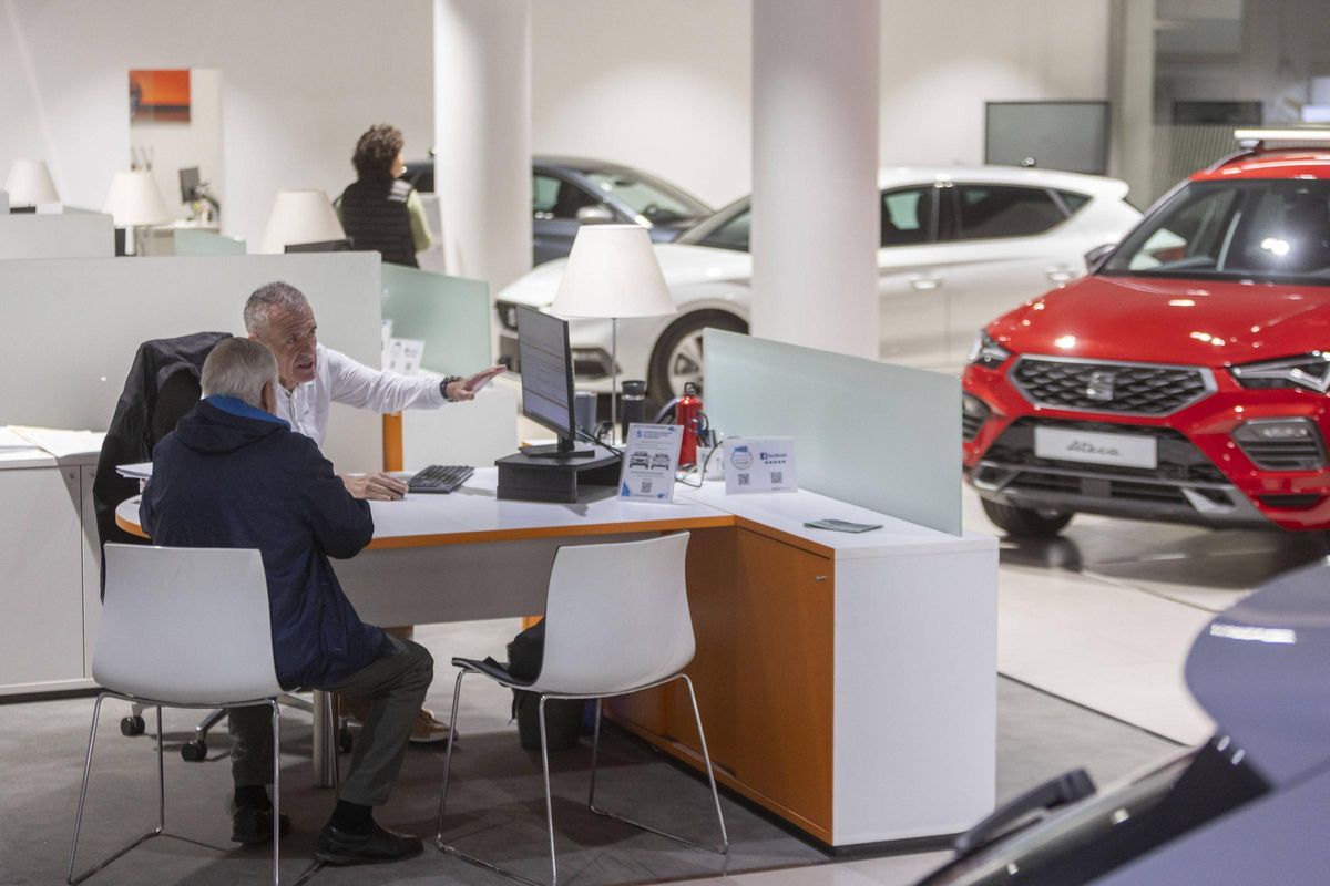 Un hombre interesado en un coche en el concesionario de JR Valle en València.